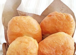 Χρυσαφένια, τηγανητά ρώσικα πιροσκί με γέμιση κιμά, τοποθετημένα σε πιατέλα με απορροφητικό χαρτί