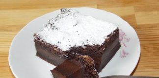 Μαγικό Κέικ Σοκολάτας, κομμένο που φαίνονται καθαρά τα 3 στρώματα.