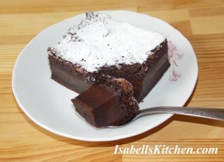 Μαγικό Κέικ Σοκολάτας, κομμένο που φαίνονται καθαρά τα 3 στρώματα.