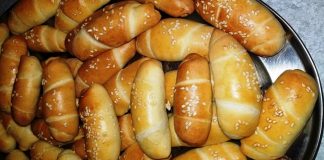 Πανεύκολη συνταγή για αφράτα και γευστικά τυροπιτάκια με φέτα, έτοιμα σε χρόνο μηδέν. Ιδανικά για σνακ, κολατσιό ή κεραστικό!