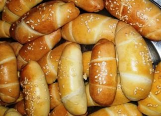 Πανεύκολη συνταγή για αφράτα και γευστικά τυροπιτάκια με φέτα, έτοιμα σε χρόνο μηδέν. Ιδανικά για σνακ, κολατσιό ή κεραστικό!