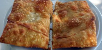 Τυροπιτάρι Ευβοίας Ένα χρυσαφένιο Τυροπιτάρι Ευβοίας σε ένα τηγάνι, με το φύλλο να ροδίζει τέλεια