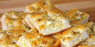 Φοκάτσια με χρυσαφένια κρούστα, διάσπαρτους κύβους φέτας και πασπαλισμένη ρίγανη.