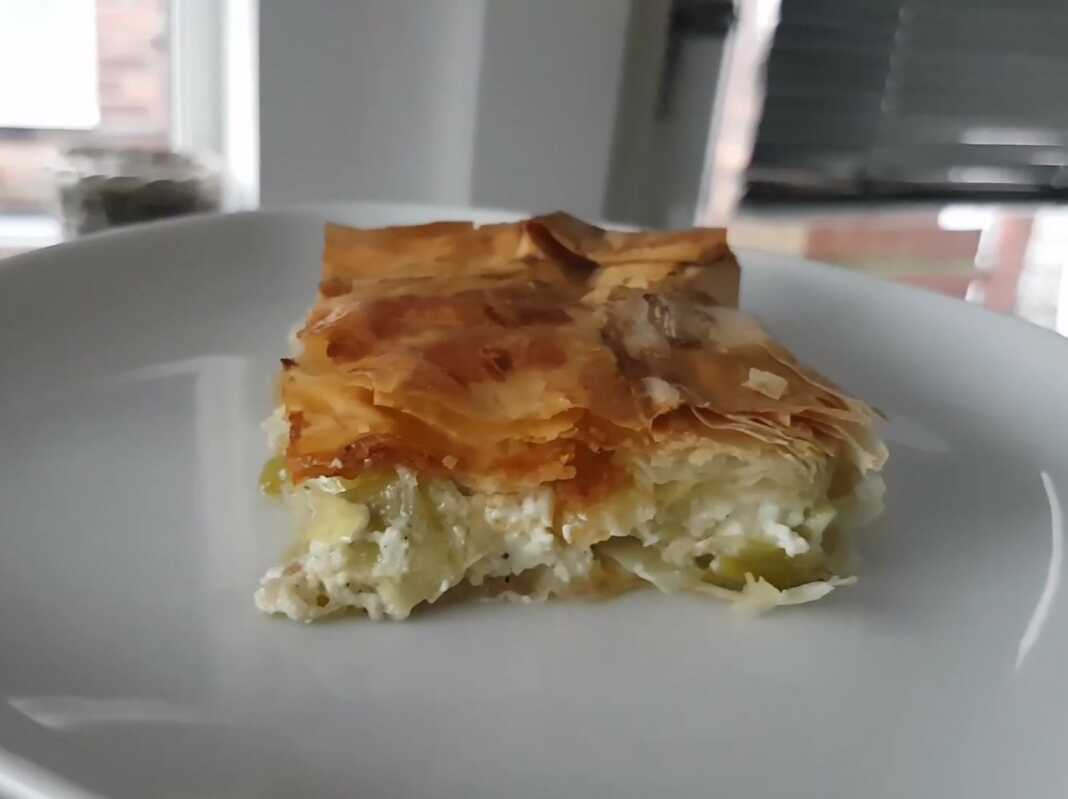 Σπιτική μαρμελάδα καρότο-μήλο σε γυάλινο βάζο, με κομμάτια φρούτων και λαχανικών, πλαισιωμένη από φρέσκα μήλα, καρότα και ένα ξυλάκι κανέλας.