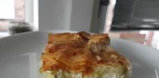 Μια λαχταριστή Τυρόπιτα με Πράσα, κομμένη σε κομμάτια, με χρυσαφένια κρούστα και γέμιση από πράσα και τυριά.