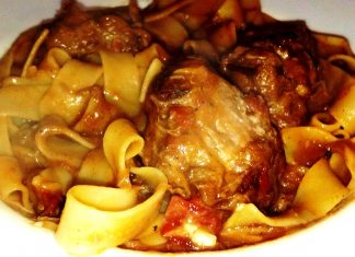 Μοσχαράκι με χυλοπίτες…μελωμένο