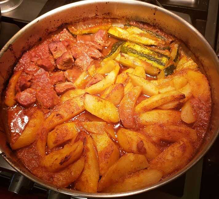 Μοσχάρι με πατατες στο φουρνο Μοσχάρι με πατατες στο φουρνο