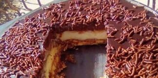 Ένα λαχταριστό γλυκό με μπανάνα, σοκολάτα και μπισκότα, κομμένο σε τετράγωνα κομμάτια, έτοιμο για σερβίρισμα