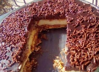 Ένα λαχταριστό γλυκό με μπανάνα, σοκολάτα και μπισκότα, κομμένο σε τετράγωνα κομμάτια, έτοιμο για σερβίρισμα