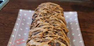 Σοκολατένιος Κορμός της Ελένης Σοκολατένιος κορμός με μπισκότα και καρύδια, παγωμένος και έτοιμος για σερβίρισμα.