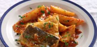 Αγιορείτικος μπακαλιάρος: Η απόλυτη συνταγή για ψάρι με πατάτες και σάλτσα ντομάτας Bακαλάος αγιορείτικος με πατάτες και κόκκινη σάλτσα