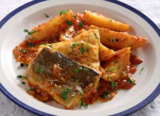 Bακαλάος αγιορείτικος με πατάτες και κόκκινη σάλτσα