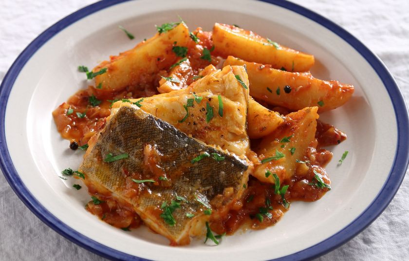 mpakaliaros patates Bακαλάος αγιορείτικος με πατάτες και κόκκινη σάλτσα