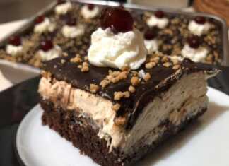 Μια ζουμερή πάστα ταψιού με τρεις στρώσεις: σοκολατένιο παντεσπάνι, πλούσια μπεζ κρέμα καραμέλας και γυαλιστερό γλάσο σοκολάτας.