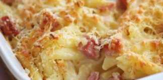 Σουφλέ με ζυμαρικά στο φούρνο Ένα πήλινο σκεύος (γάστρα) γεμάτο με σουφλέ ζυμαρικών που έχει ροδίσει στην επιφάνεια και τα τυριά έχουν λιώσει.