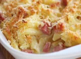 Ένα πήλινο σκεύος (γάστρα) γεμάτο με σουφλέ ζυμαρικών που έχει ροδίσει στην επιφάνεια και τα τυριά έχουν λιώσει.