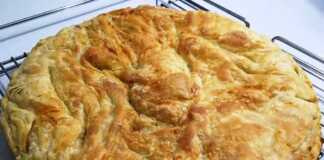 Σπανακόπιτα με 2 φύλλα χειροποίητα Μια χρυσαφένια, τραγανή σπανακόπιτα με χειροποίητο φύλλο, κομμένη σε τετράγωνα κομμάτια μέσα στο ταψί.