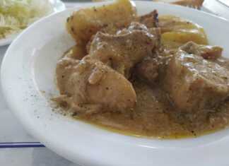 Ζουμερά κομμάτια χοιρινού κρέατος με χρυσαφένιες πατάτες μέσα σε μια κατσαρόλα με πυκνή σάλτσα λεμονιού και μουστάρδας.