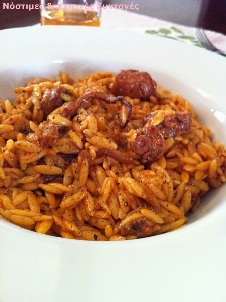 xtapodi kritharaki Ένα πιάτο με ζουμερό χταπόδι κοκκινιστό με κριθαράκι σε πλούσια κόκκινη σάλτσα, γαρνιρισμένο με φρέσκο πιπέρι και πάπρικα.