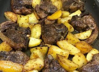 Αρνί στο φούρνο με πατάτες λεμονάτες