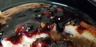 Αφράτο κέϊκ λεμονιού με σάλτσα κερασιού