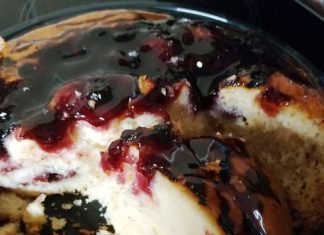 Αφράτο κέϊκ λεμονιού με σάλτσα κερασιού