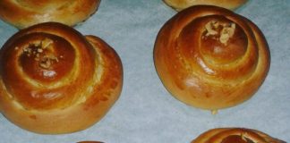 Αφράτα πρωινά τσουρεκάκια σε πιατέλα, , έτοιμα για σερβίρισμα.