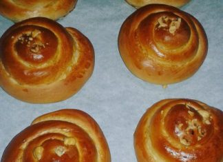 Αφράτα πρωινά τσουρεκάκια σε πιατέλα, , έτοιμα για σερβίρισμα.