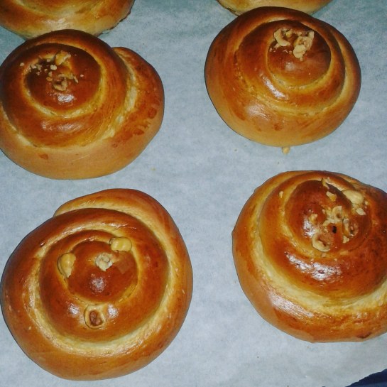 Αφράτο τσουρεκάκι Αφράτα πρωινά τσουρεκάκια σε πιατέλα, , έτοιμα για σερβίρισμα.