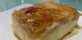 Το Πραγματικό Ελληνικό Γαλακτομπούρεκο Ένα κομμάτι χρυσαφένιου γαλακτομπούρεκου με εμφανή τα τραγανά φύλλα και το σιρόπι.