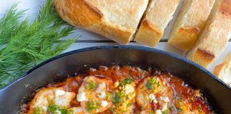 Ενα τέλειο πιάτο με γαρίδες μέσα σε κόκκινη σάλτσα