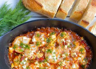 Ενα τέλειο πιάτο με γαρίδες μέσα σε κόκκινη σάλτσα