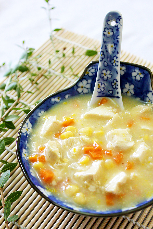 Ζεστή σούπα με κοτόπουλο και καρότο Ζεστή σούπα με κοτόπουλο και καρότο