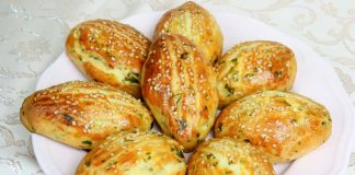 Κοντινή λήψη σε κομμένο κουρού με φέτα, με ορατή την πλούσια γέμιση.