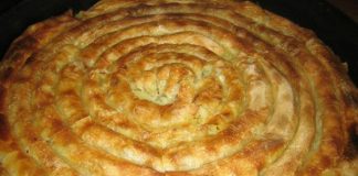 Πίτα με πατάτα και φύλλο στο χέρι