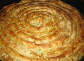 Πίτα με πατάτα και φύλλο στο χέρι