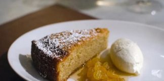 Κέικ Λαδιού με γλυκό του κουταλιού σταφίδα Κέικ Λαδιού με γλυκό του κουταλιού σταφίδα