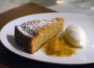 Κέικ Λαδιού με γλυκό του κουταλιού σταφίδα