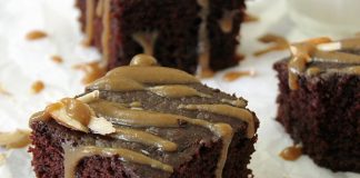 Κέικ Σοκολάτας με σάλτσα Καραμέλας