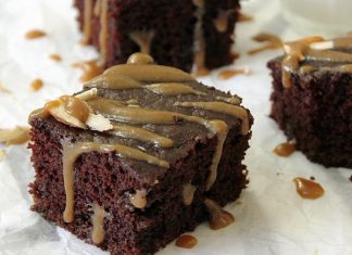 Κέικ Σοκολάτας με σάλτσα Καραμέλας