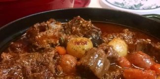 Μοσχάρι Κοκκινιστό στην κατσαρόλα