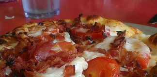 Σπιτική πίτσα με έτοιμη ζύμη μπεικον και μαρούλι