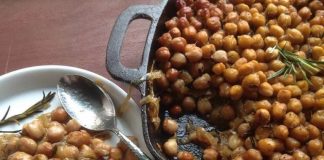 Ρεβίθια Φούρνου με καραμέλωμενα κρεμμύδια Ρεβίθια Φούρνου με καραμέλωμενα κρεμμύδια