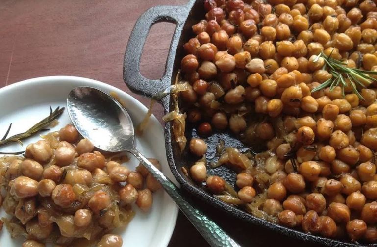 Ρεβίθια Φούρνου με καραμέλωμενα κρεμμύδια Ρεβίθια Φούρνου με καραμέλωμενα κρεμμύδια