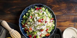 Σαλάτα με καστανό ρύζι και σάλτσα λεμονιού με ταχίνι