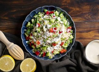 Σαλάτα με καστανό ρύζι και σάλτσα λεμονιού με ταχίνι