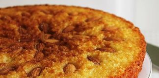 Σιμιγδαλένιο Γλυκό με Καρύδα, κομμένο σε τετράγωνα, με αμύγδαλα και σιρόπι.