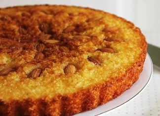 Σιμιγδαλένιο Γλυκό με Καρύδα, κομμένο σε τετράγωνα, με αμύγδαλα και σιρόπι.