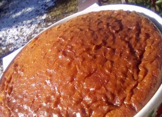 Ένα ολόκληρο Κλασικό Κέικ Σιροπιαστό, κομμένο σε κομμάτια, έτοιμο για σερβίρισμα