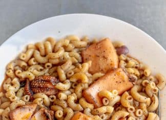 Σουπιές με κοφτό μακαρονακι